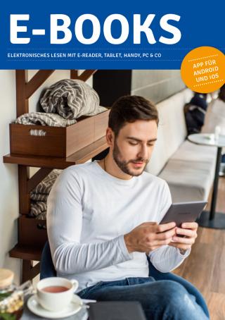Cover unserer E-Reader Fibel. Junger Mann liest in einem eReader von Pocketbook.