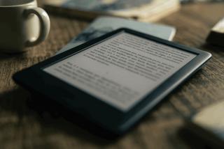 E-Reader am Tisch liegend.