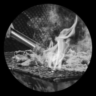 Mann beim Grillen. Link zu unserem Onlineschaufenster Lust aufs Grillen.