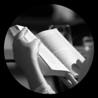 Frau mit Taschenbuch. Link zu unserem Onlineschaufenster Sommerliche Taschenbücher.