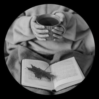 Frau mit Buch und Tee. Link zu unserem Onlineschaufenster Bücher-Herbst.